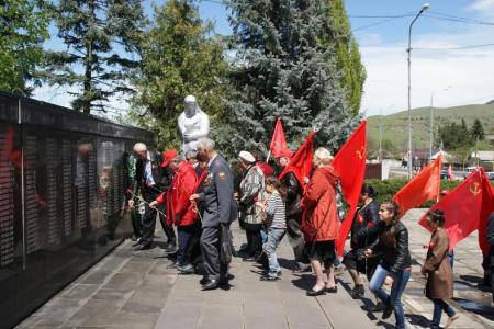По городам, селам, станицам и аулам с ветерком под красным знаменем! 1 мая 2014 года в Карачаево-Черкесии состоялись шествия и возложения цветов, объединенные массовым автопробегом