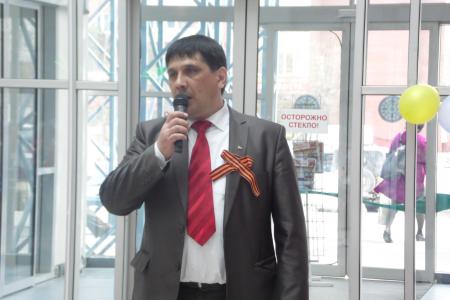 Тюменские коммунисты вручили праздничные наборы ветеранам и детям войны