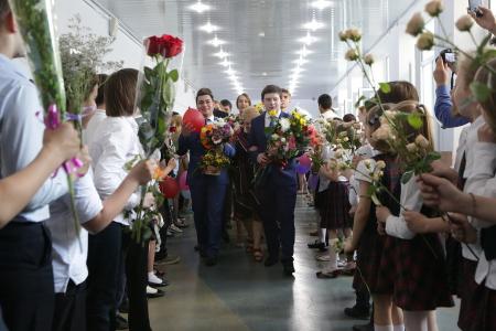 Д.Г. Новиков посетил праздник «последнего звонка» в московской школе №19