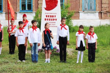 Саратовские пионеры возложили цветы к памятнику комсомольца Якова Вебера
