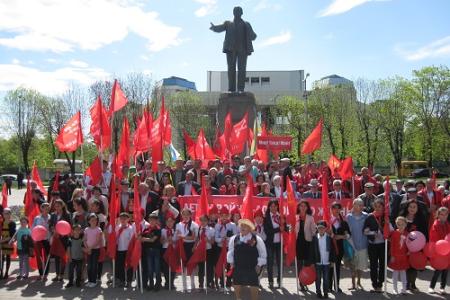 Коммунисты Кабардино-Балкарии встретили Первомай демонстрацией и маевкой