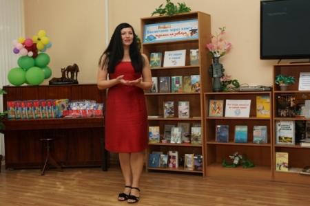 Город-герой Волгоград. Депутат-коммунист Елена Мелихова в День семьи организовала праздник в детской библиотеке