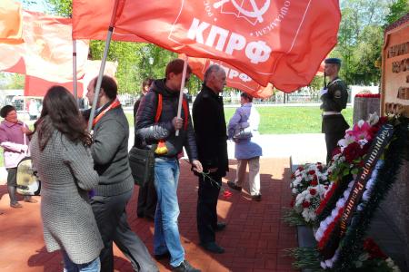 Рязанские коммунисты и комсомольцы возложили цветы к Вечному огню