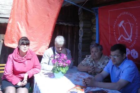 Пермский край. В селе Троельга Кунгурского района 18 мая состоялось вручение партийных билетов КПРФ