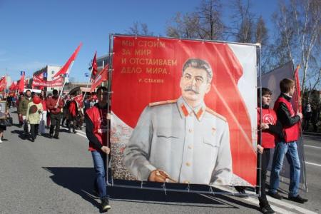 Марш победителей. Колонна КПРФ в Тюмени была самой красочной