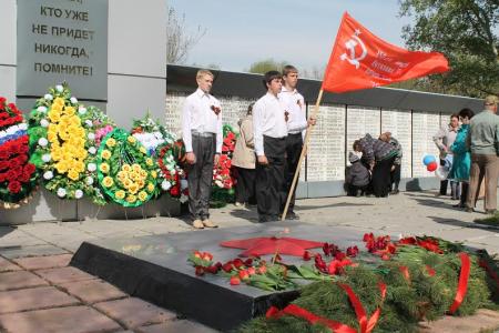 Алтайские коммунисты возмущены: вопреки закону в Барнауле, столице края, 9 мая власти не вывесили копию Знамени Победы