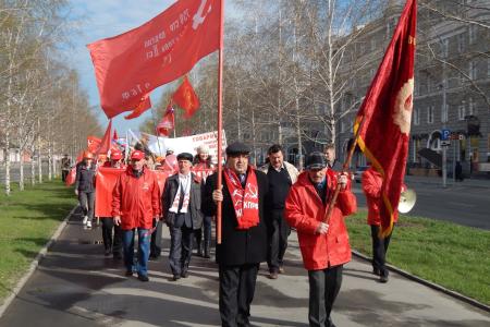 Верим в нашу Победу! Репортаж о первомайских шествии и митинге в Барнауле 