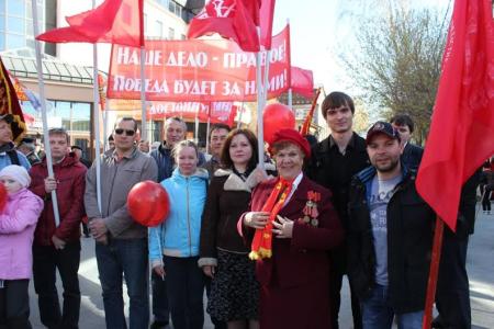 Марш победителей. Колонна КПРФ в Тюмени была самой красочной