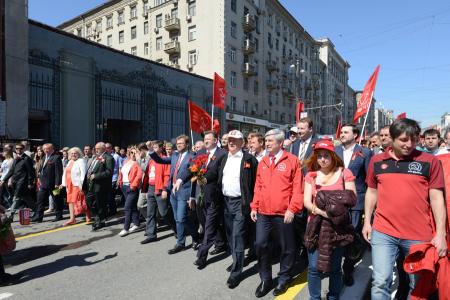 «Либо мы одержим победу над капитализмом, либо он уничтожит нас!». Шествие и митинг в Москве