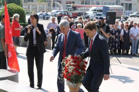 Пензенская область. Делегация депутатов Госдумы возложила цветы к памятнику Ленину