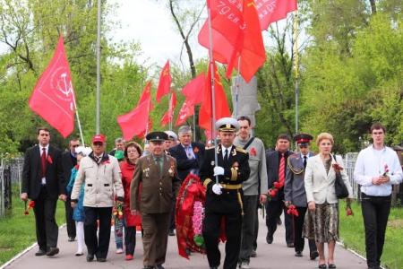 В Саратове состоялось возложение венков на Воскресенском мемориальном кладбище