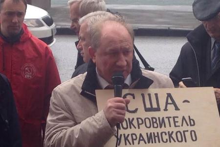 «Фашизм не пройдет! Победа будет за нами!». Депутаты-коммунисты встретились с гражданами возле посольства США в Москве 