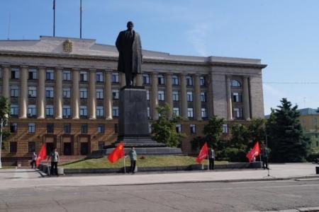 Пензенская область. Делегация депутатов Госдумы возложила цветы к памятнику Ленину