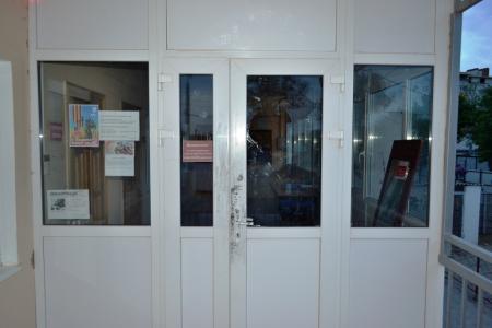 В офисе Калмыцкого республиканского отделения КПРФ неизвестные разбили стекло