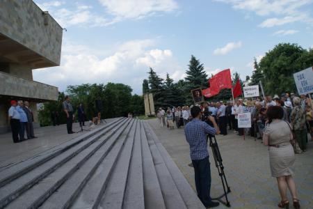 "Позор киевской хунте!". Митинг КПРФ в Черкесске