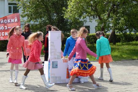 Праздник детства. Алтайские коммунисты 1 июня организовали сказочные представления для маленьких барнаульцев 
