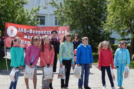 Праздник детства. Алтайские коммунисты 1 июня организовали сказочные представления для маленьких барнаульцев 