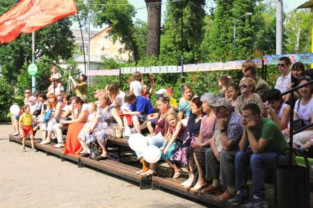 Москва. В День защиты детей комсомольцы организовали детский праздник