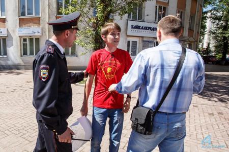 Иркутская область. Коммунисты и комсомольцы 12 июня встретили одиночными пикетами "либеральную" колонну 
