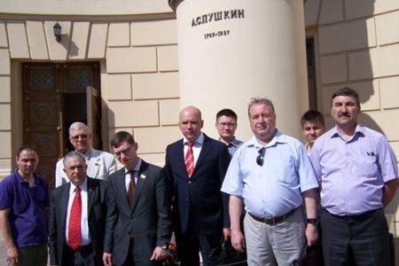 Татарстан. Коммунисты в праздник русского языка в Казани возложили цветы к памятнику А.С. Пушкина
