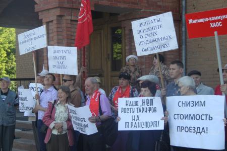 Омские коммунисты провели пикеты с требованием «заморозить» цены за проезд в общественном транспорте
