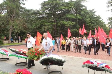 Коммунисты Крыма почтили память погибших в годы Великой Отечественной войны