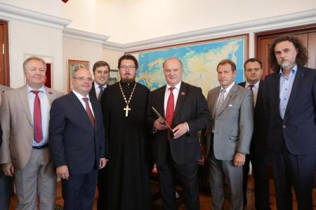 Г.А. Зюганову передано поздравление от Патриарха Кирилла. Русская православная церковь наградила лидера КПРФ орденом "Честь и слава"