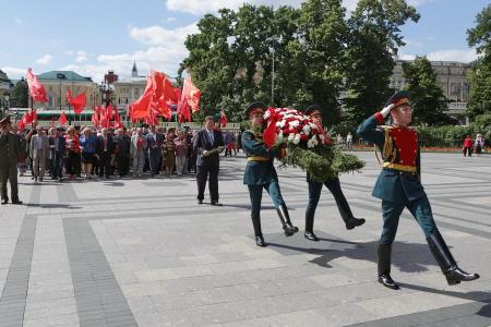 Комсомольцы Москвы возложили цветы к могиле Неизвестного солдата