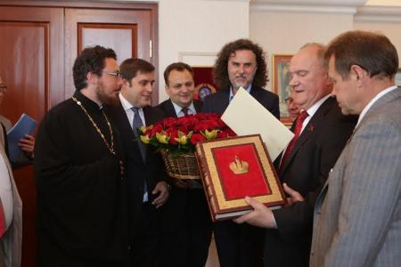 Г.А. Зюганову передано поздравление от Патриарха Кирилла. Русская православная церковь наградила лидера КПРФ орденом "Честь и слава"