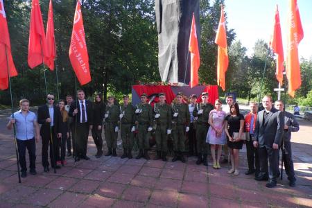 День памяти и скорби: В Перми коммунисты возложили цветы к монументу «Скорбящая»