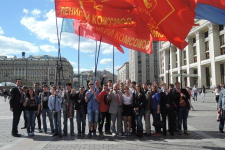 Комсомольцы Москвы возложили цветы к могиле Неизвестного солдата