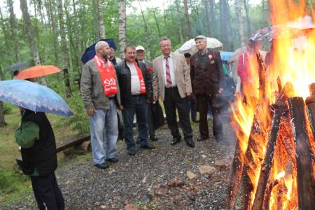 Кандидат в губернаторы Псковской области Александр Рогов возложил цветы к мемориалу партизан подпольщиков