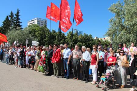Челябинская область. Коммунисты и комсомольцы приняли участие в траурных мероприятиях в День памяти и скорби