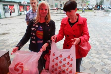 Великий Новгород. Состоялся пикет по сбору гуманитарной помощи жителям Юго-востока Украины