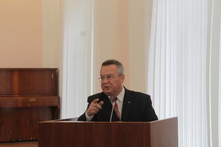 Лидер псковских коммунистов Александр Рогов подверг резкой критике экономическую и социальную политику губернатора области