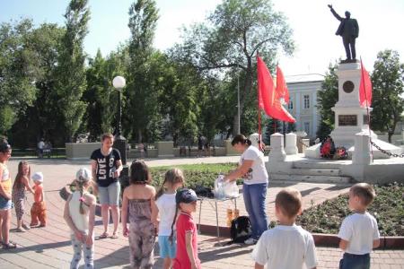 В Оренбурге коммунисты и комсомольцы отметили День защиты детей 