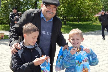 Праздник детства. Алтайские коммунисты 1 июня организовали сказочные представления для маленьких барнаульцев 