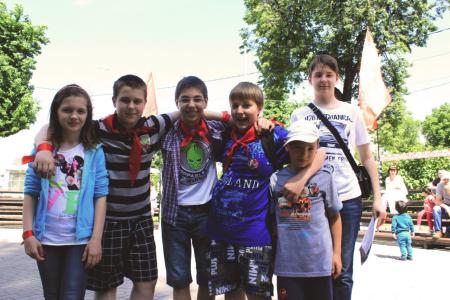 Москва. В День защиты детей комсомольцы организовали детский праздник