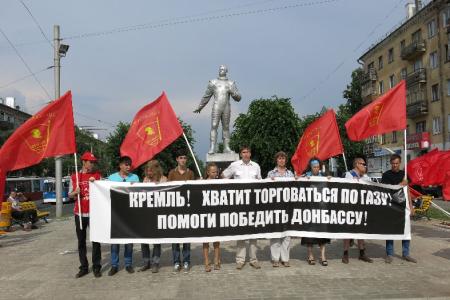 «Кремль! Хватит торговаться по газу! Помоги победить Донбассу!». В Чебоксарах прошла акция в поддержку жителей Юго-Востока Украины