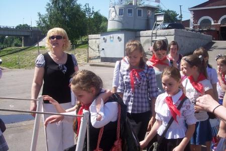 «Красный теплоход». Новгородские пионеры посетили клуб юных моряков и совершили прогулку на теплоходе