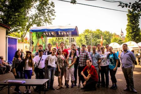 Москва. В День защиты детей комсомольцы организовали детский праздник