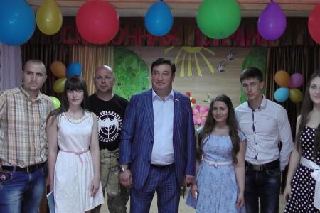 В День защиты детей лидер Ставропольских коммунистов, депутат Госдумы России Виктор Гончаров посетил детский дом села Надежда