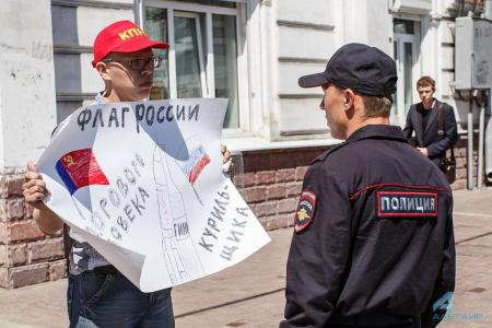 Иркутская область. Коммунисты и комсомольцы 12 июня встретили одиночными пикетами "либеральную" колонну 