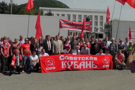 Сражающимся соотечественникам - от российских коммунистов! В.И. Кашин проводил в Новороссию груз гуманитарной помощи