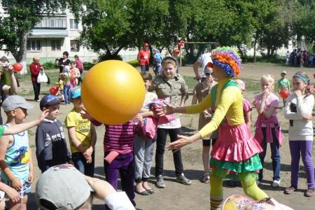 Курган. В День защиты детей коммунисты провели эстафету добрых дел