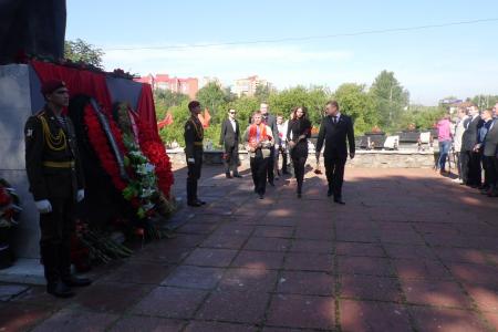 День памяти и скорби: В Перми коммунисты возложили цветы к монументу «Скорбящая»