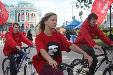 Свердловские коммунисты провели велопробег в поддержку транспортной программы компартии