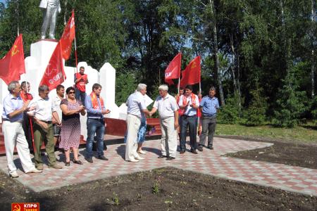 Тамбовская область. Коммунисты своими силами отреставрировали сквер возле памятника В.И. Ленину