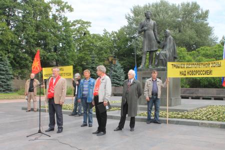 «Неофашизм не пройдёт!». Митинг псковских коммунистов собрал сотни жителей города Воинской Славы Пскова