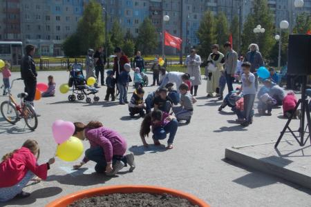 Тюменская область. Тобольские коммунисты и комсомольцы 1 июня организовали для детей театрализованное представление